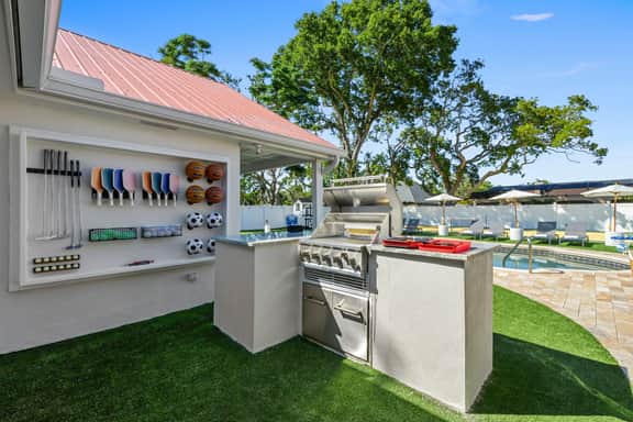 Heated Pool—Gym—Hot tub—Pickleball—Near Beach